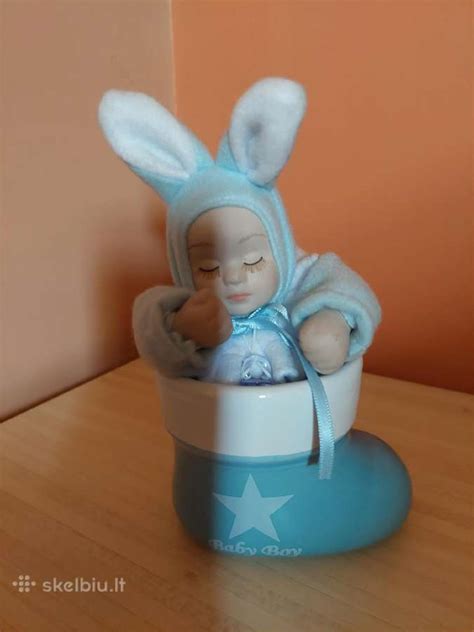 kūdikis berniukas su dovanomis