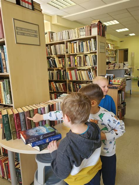 Bibliotekos lentynos su vaikiškomis knygomis