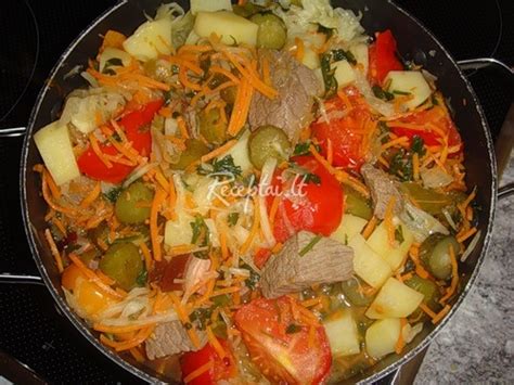 Įvairių daržovių ir kalakutienos kotletų lėkštė