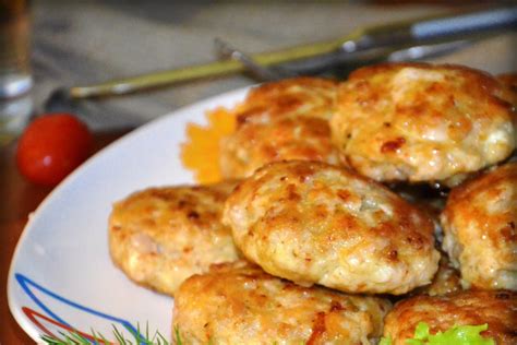 Mažylis valgo kalakutienos kotletukus