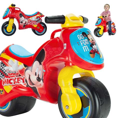 Vaikas važiuoja elektromobilio motociklu