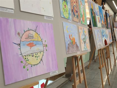 vaikų piešiniai ant šviesos stalo