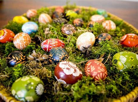 Velykų zuikutis su margučiais