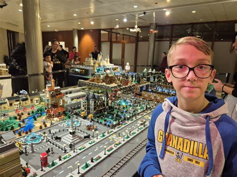 Inspiracinė nuotrauka su vaikais, žaidžiančiais prie LEGO stalo