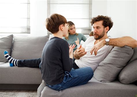 Vaikas su tėvais kalbasi apie mokyklą