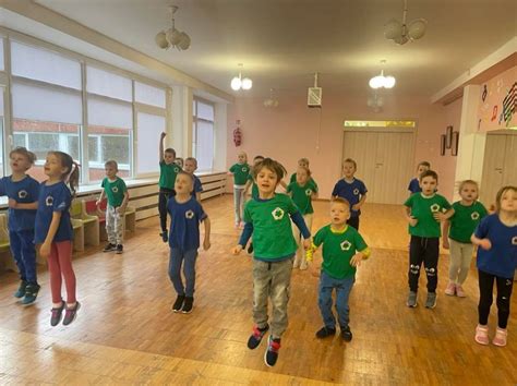 vaikai mokosi taisyklingai atlikti pratimus