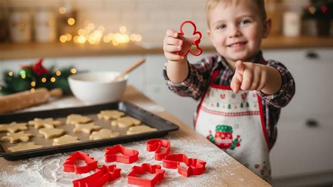Kalėdinių sausainių kepimas su vaikais