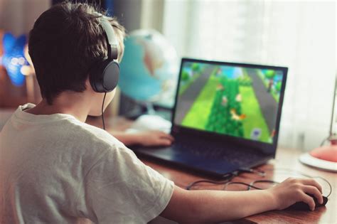 vaikai žaidžia virtualios realybės žaidimus