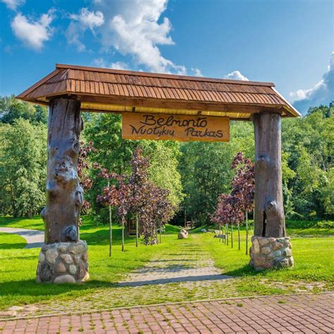 šeima leidžia laiką nuotykių parke
