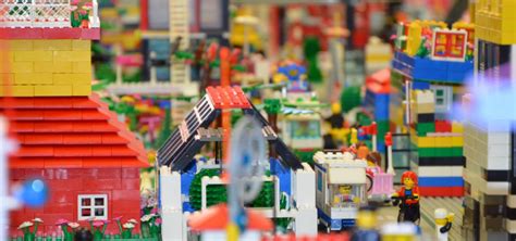 Spalvingi LEGO personažai ir pasauliai