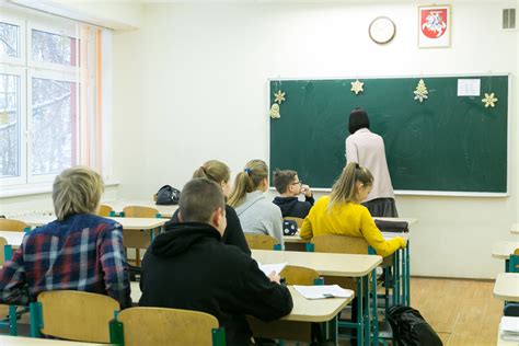 Mokytojas ir vaikas klasėje