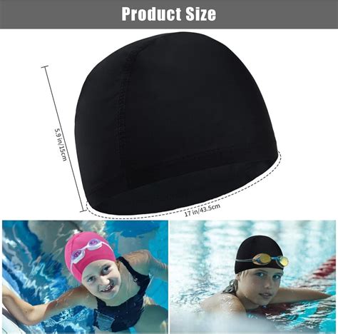 Vaikas su ryškia plaukimo kepuraite baseine