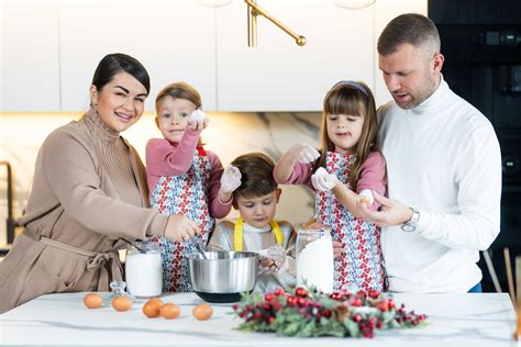 Vaikas padeda ruošti maistą