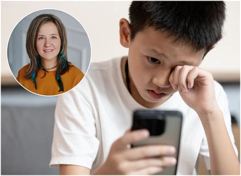 vaikas žiūri į ekraną prieš miegą