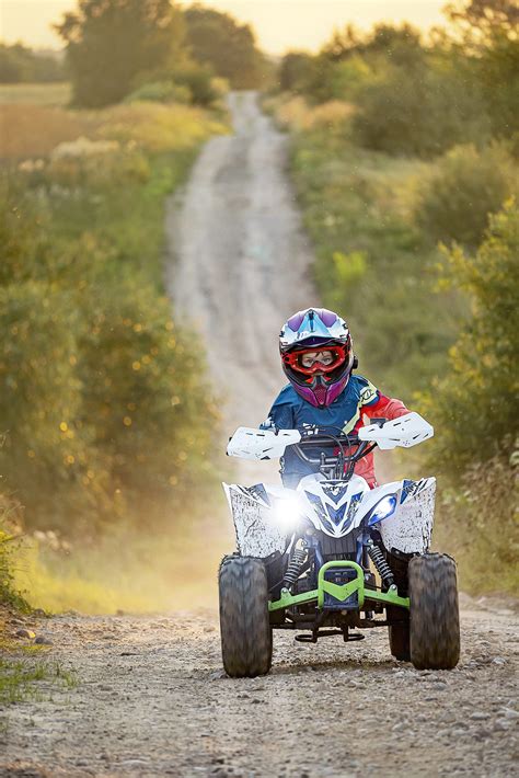 vaikas važiuoja elektriniu keturračiu