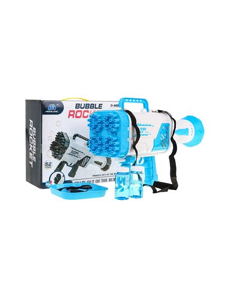 Vaikas, kruopščiai maišantis muilo masę su spalvotais priedais