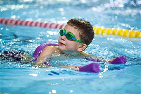 Kūdikis plaukimo rate vonioje