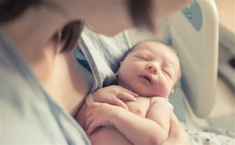 motina ir naujagimis po gimdymo