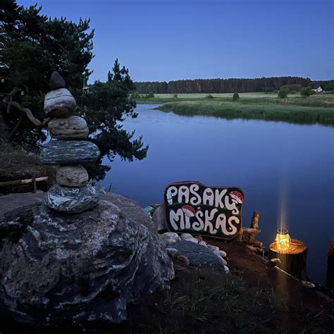magiškas miškas su pasakų veikėjais