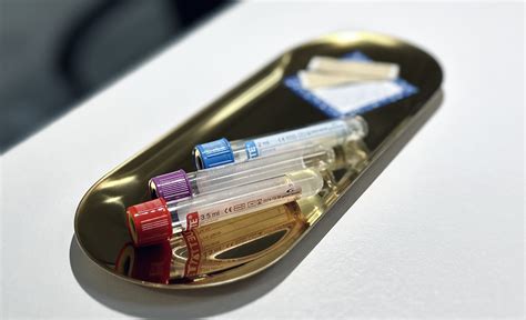 Nuotrauka su kraujo paėmimo rinkiniu ir instrukcijomis