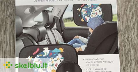 vaikas automobilio kėdutėje su apsauga nuo saulės
