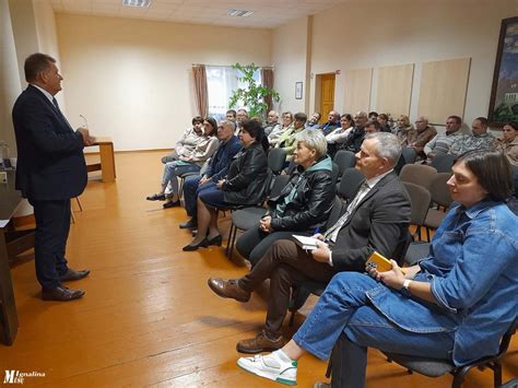 Darbuotojai bendrauja su gyventojais