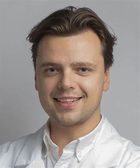 Daktaras konsultuoja pacientę