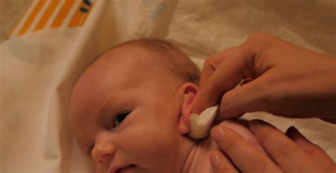 scheminė iliustracija, kaip kūdikiui valyti nosytę