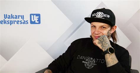 tatuiruočių meistras piešia eskizą