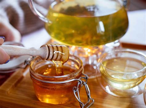 vaikas geria šiltą arbatą su medumi