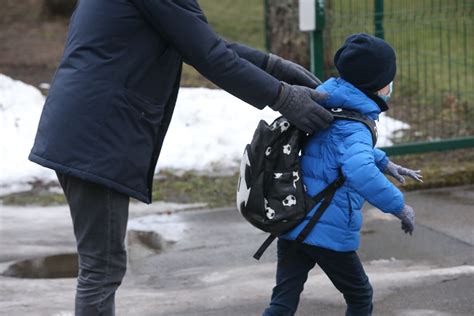 Tėvai ramina vaiką