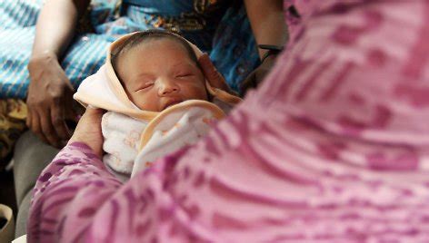 Kūdikis suvystytas šiltame rankšlestyje po maudynių