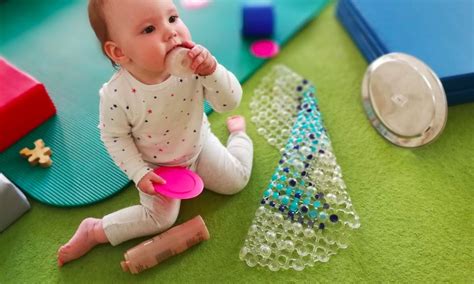 13 mėnesių kūdikis žaidžia su kaladėlėmis