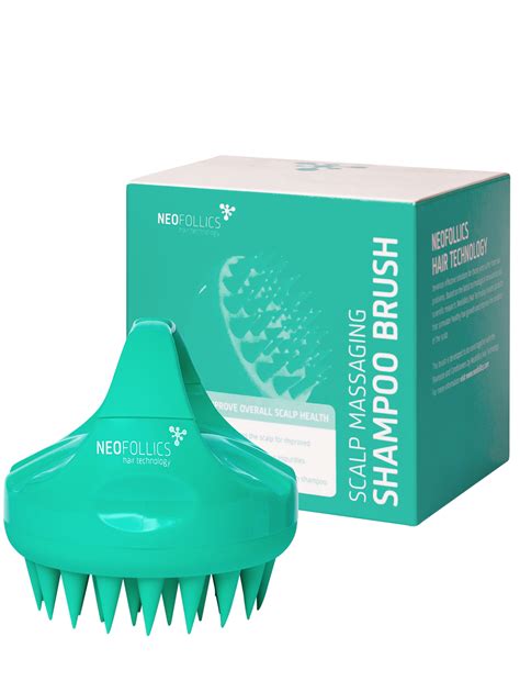 Jauna mama, švelniai masažuojanti galvos odą