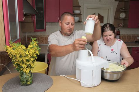 nuotrauka, vaizduojanti senjorus, užsiimančius bendra veikla globos namuose
