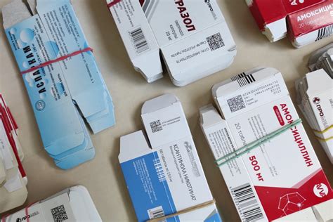 Vaistų pakuotės ir medicininiai simboliai