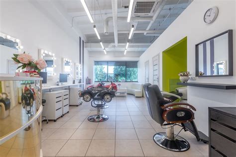 Žaislais ir pramogomis praturtinta vaikų kirpyklos aplinka