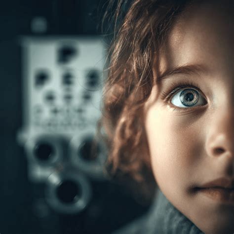 Vaiko akys stebintys vabzdį