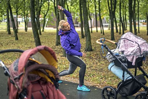 Mama su vežimėliu parke