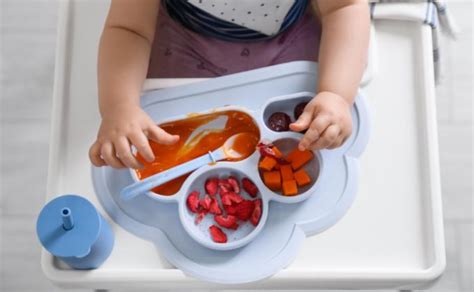 Kūdikis ragauja pirmąjį maistą