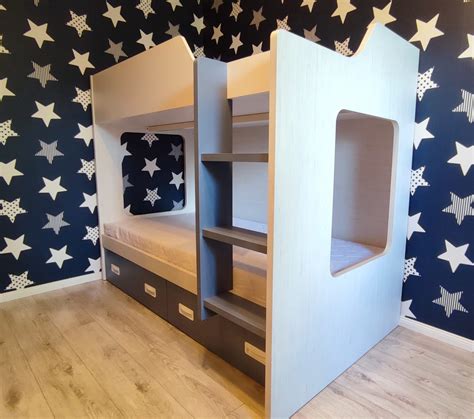 Vaiko kambarys su dviaukšte triviete lova