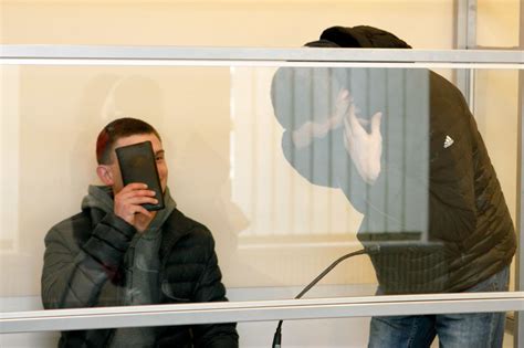 nuotrauka vaizduojanti besilaukiančią moterį, rūpinasi dantimis