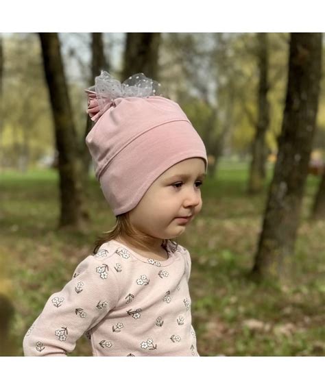 vaikas su pavasarine kepuryte