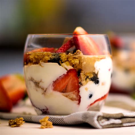 jogurtas su vaisiais ir granola