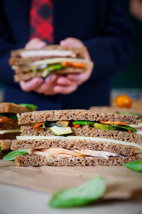 Duonos sluoksniuotinis su kalakutiena ir daržovėmis