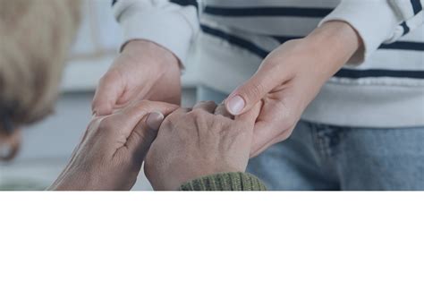 Asmenys bendrauja su personalu globos namuose