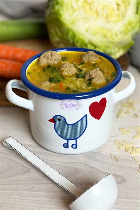 Nuotrauka su vaikais, valgantys burokelių sriubą su kukuliukais