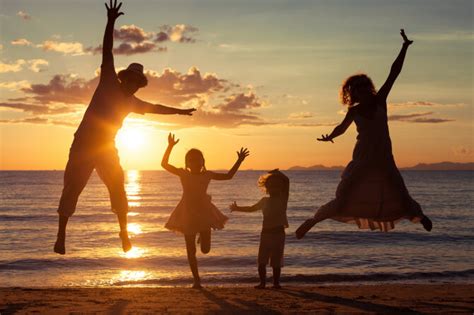 Nuotrauka: Šeima su vaikais ilsisi parke