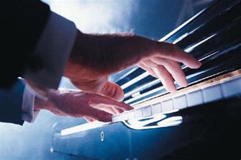 Vaikai groja ritminiais instrumentais