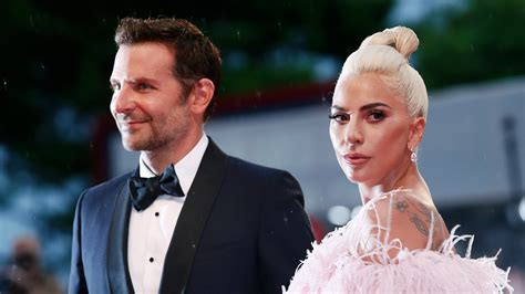 artistė Lady Gaga ir aktorius Bradley Cooper dainuoja kartu